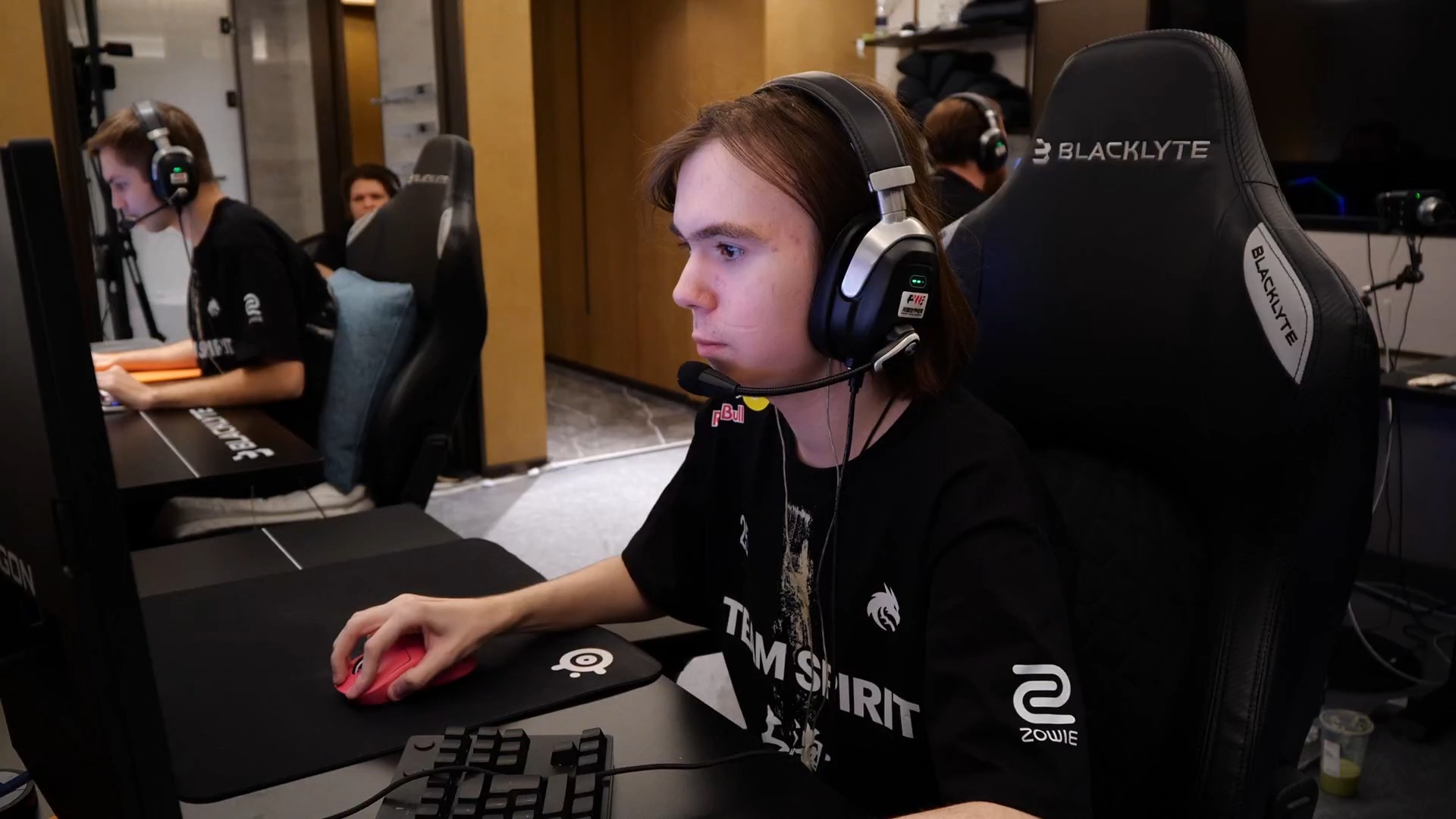 甲进入一个 甲进入一个